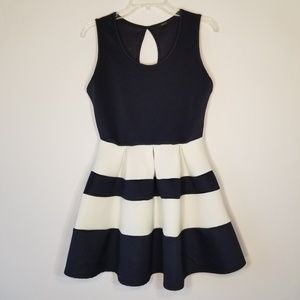 📣LAST CHANCE📣 Navy & white striped scuba dress